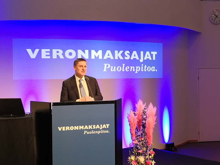 ”Vero2020 muutettiin alle viikossa 1 800 hengen tapahtumasta suuren yleisön verkkoseminaariksi”, sanoi toimitusjohtaja Teemu Lehtinen. Avauspuheessaan Lehtinen kertoi Veronmaksajien sopeutumisesta poikkeusaikojen vaatimuksiin. Jäsenpalvelu, kuten veroneuvonta, toimii normaalisti.