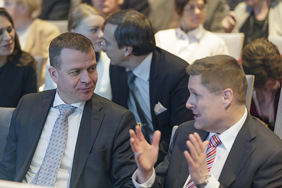 Valtiovarainministeri Petteri Orpo ja Veronmaksajain Keskusliiton toimitusjohtaja Teemu Lehtinen puhuivat Vero2018:n veropolitiikan aamussa Helsingissä keskiviikkona. Petteri Orpo linjasi puheenvuorossaan lähivuosien talous- ja veropolitiikkaa. Kuva: Patrik Lindström Petteri Orpo ja Teemu Lehtinen